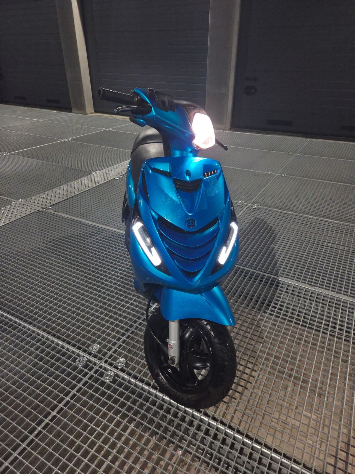 Blauwe Piaggio Zip scooter in de werkplaats van Pick 'N' Fix